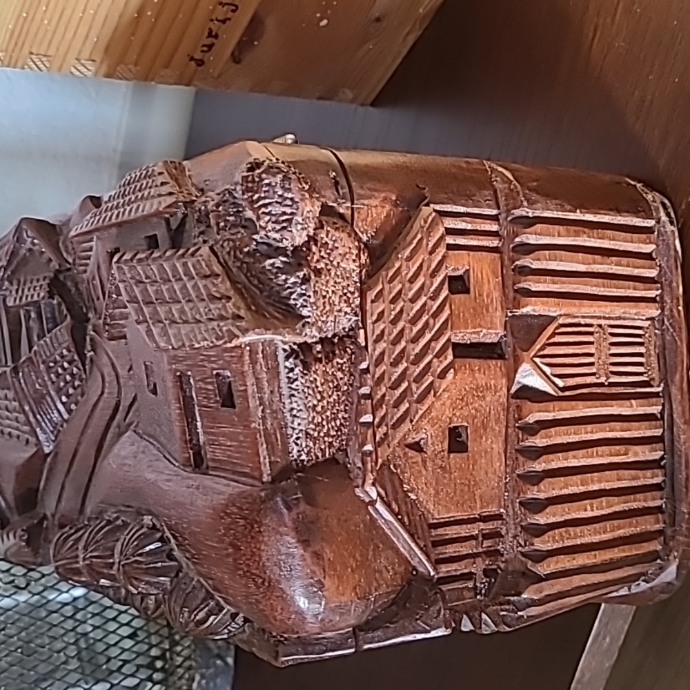 Honduras Mahogany Carved Box - Picture 2 of 7